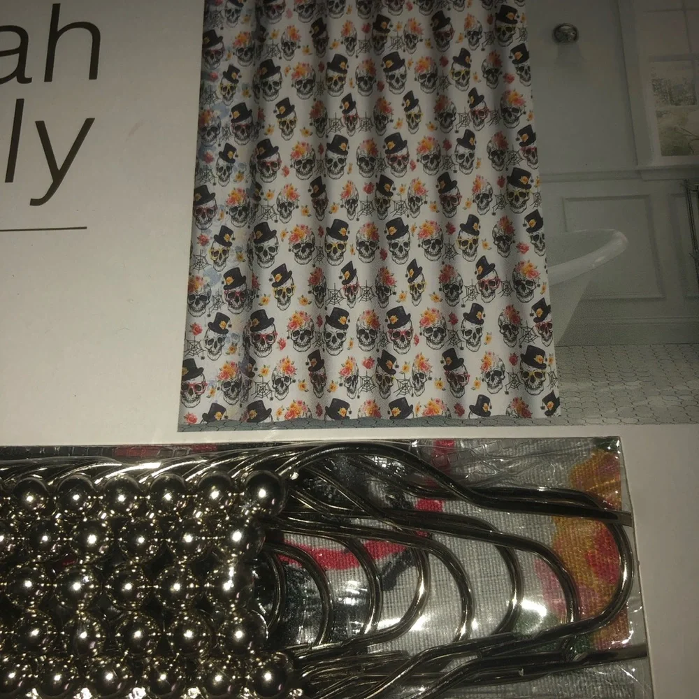💀 Skull shower curtain set with matching liner